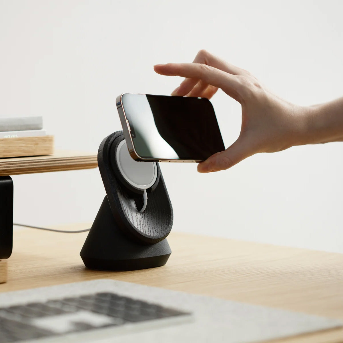 Oakywood MagSafe iPhone Stand, Black