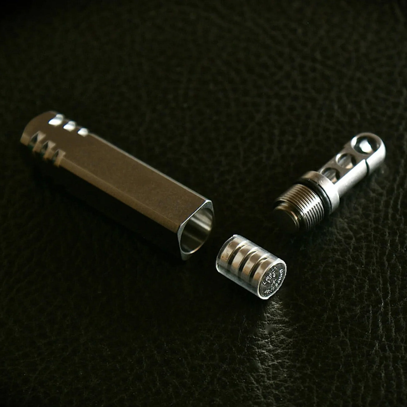 TEC-Accessoires Pixel Ti Keychain Microlight, Natural Titanium / Cool White