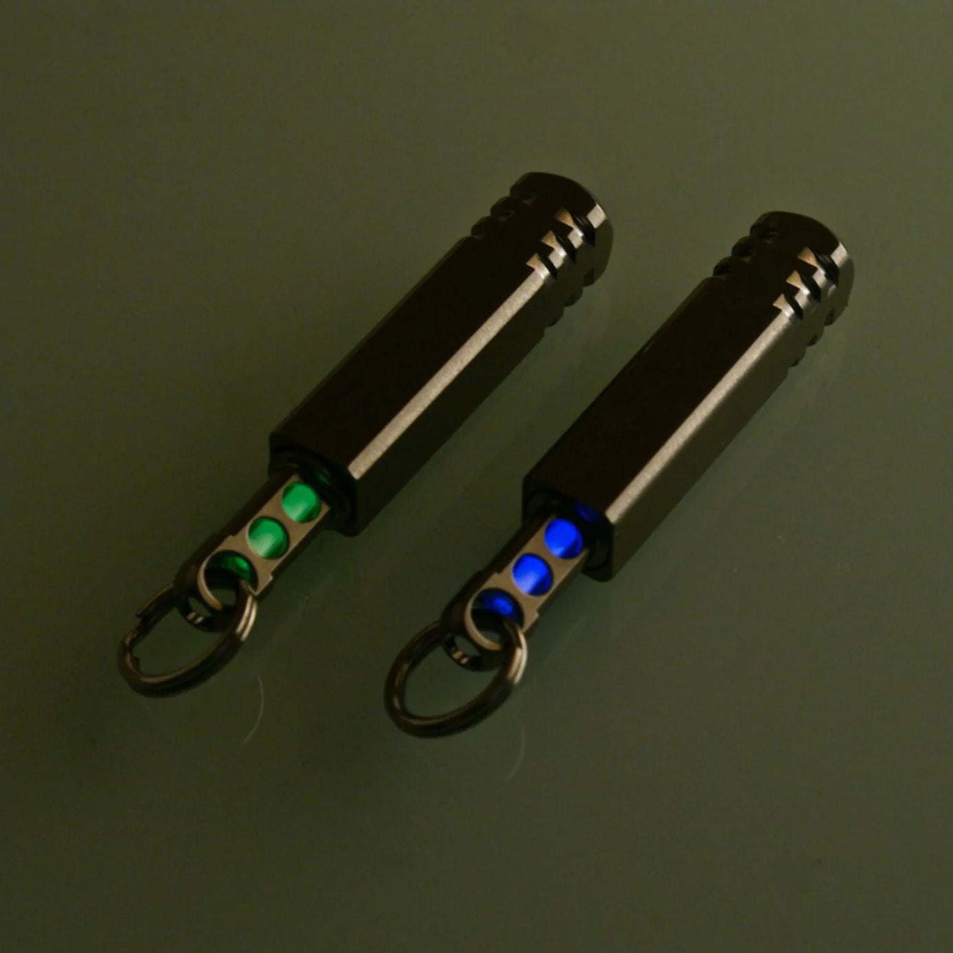 TEC-Accessoires Pixel Ti Keychain Microlight, Natural Titanium / Cool White