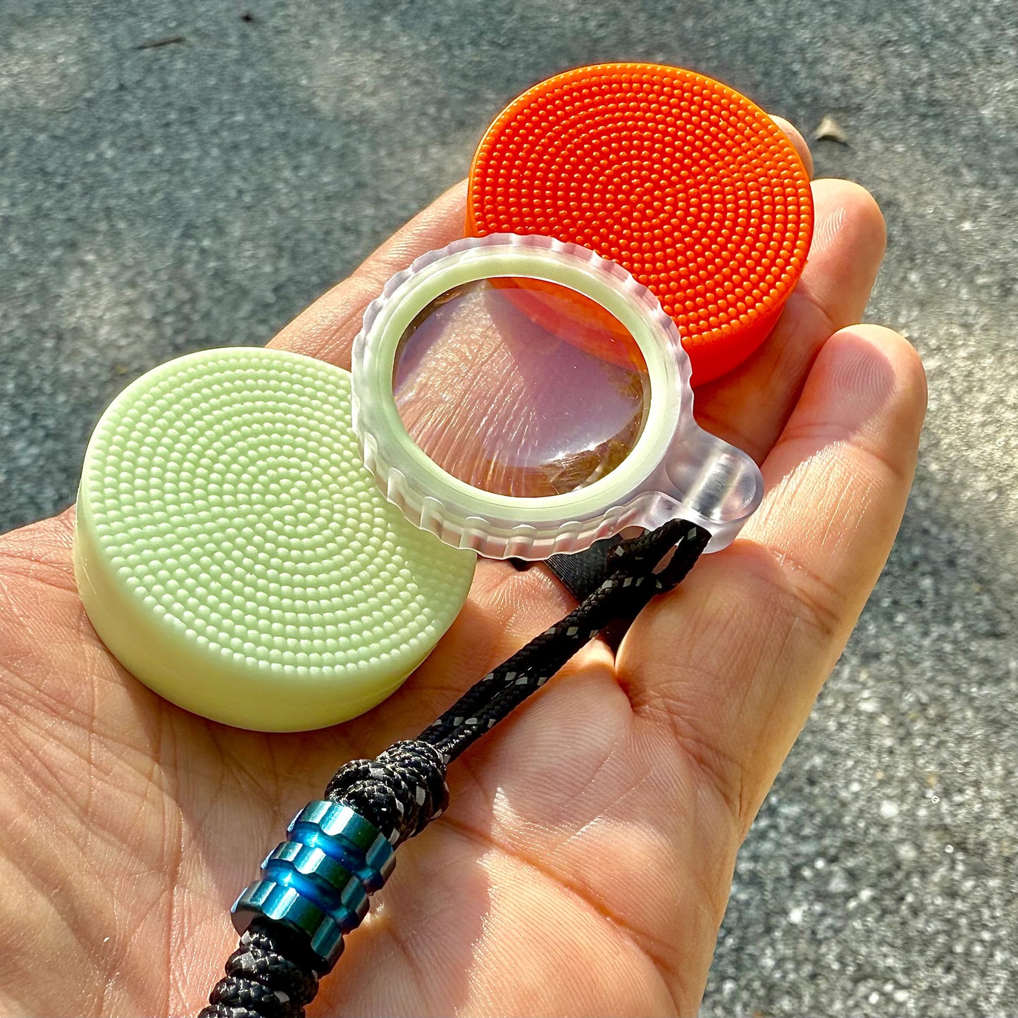 CountyComm Polycarbonate Titan Zoom - Sapphire Pocket Magnifier by Maratac®