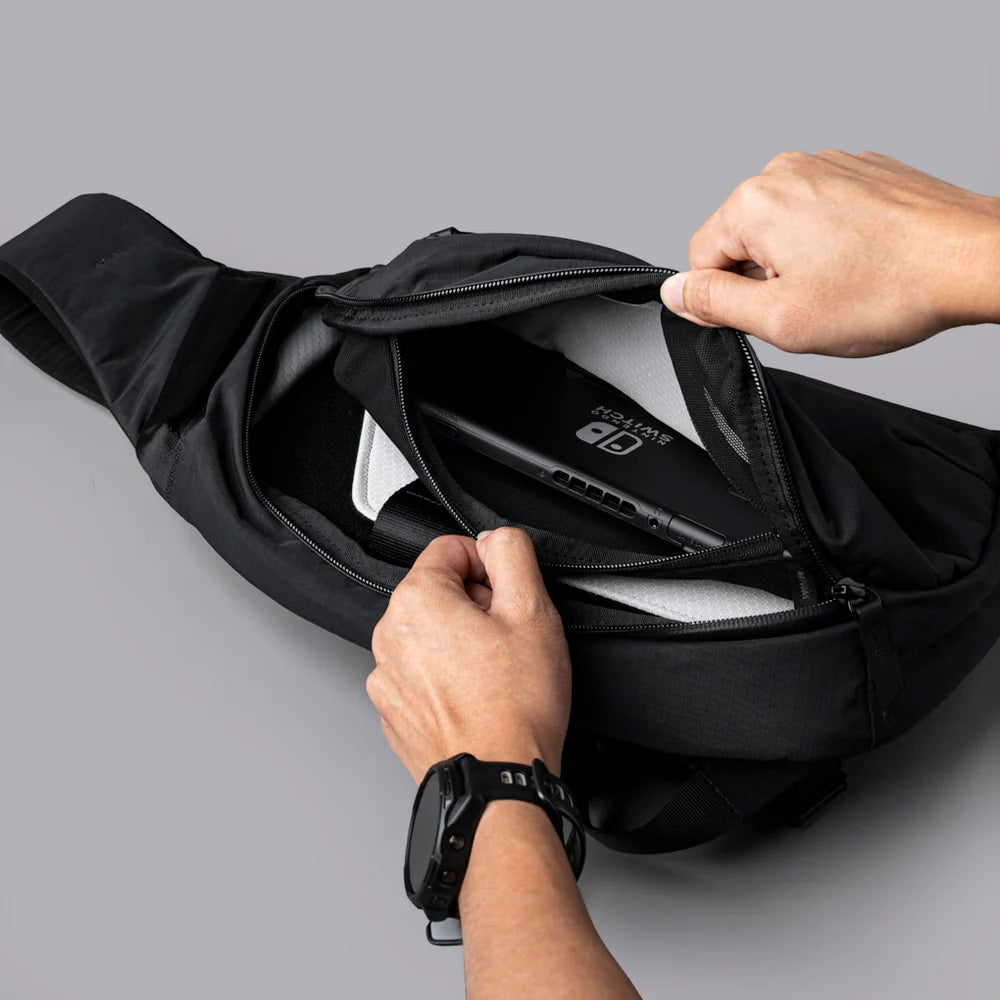 ALPAKA Metro Crossbody Black Axoflux 210D, Right Shoulder