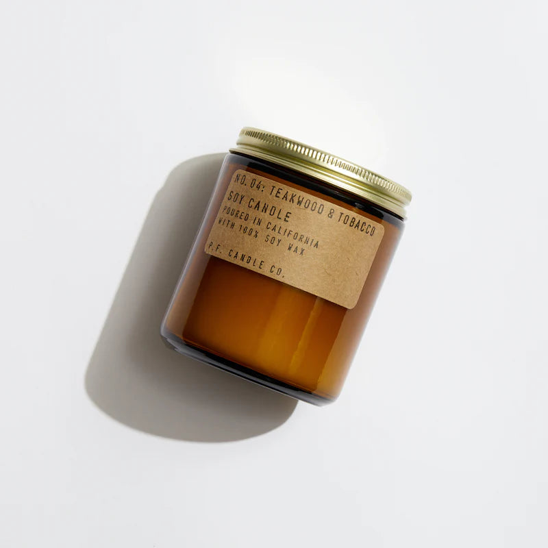 P.F. Candle Co. Duftlys, NO. 04 Teakwood & Tobacco