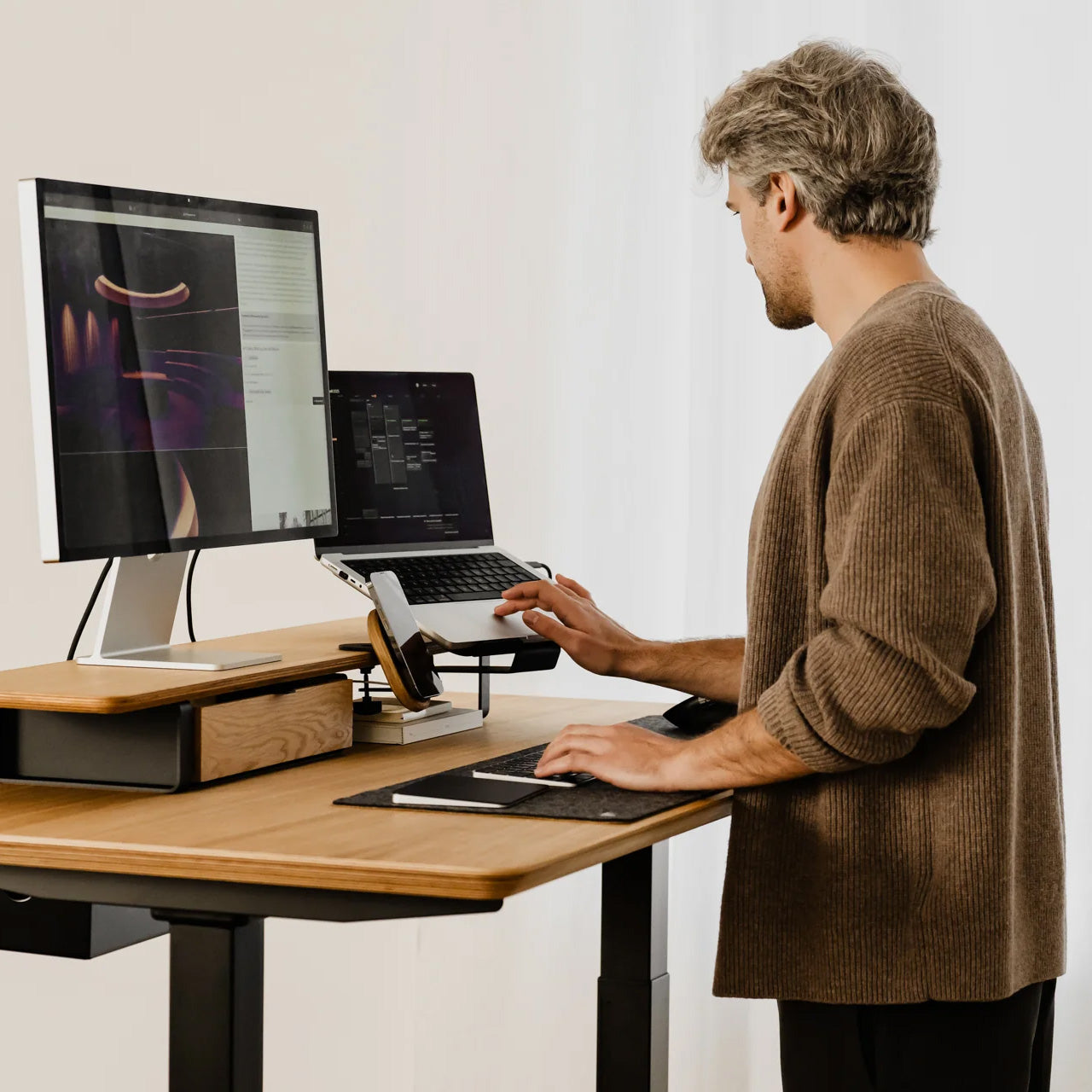 Oakywood Laptop Mount for Desk Shelf Large (15-16″), Black