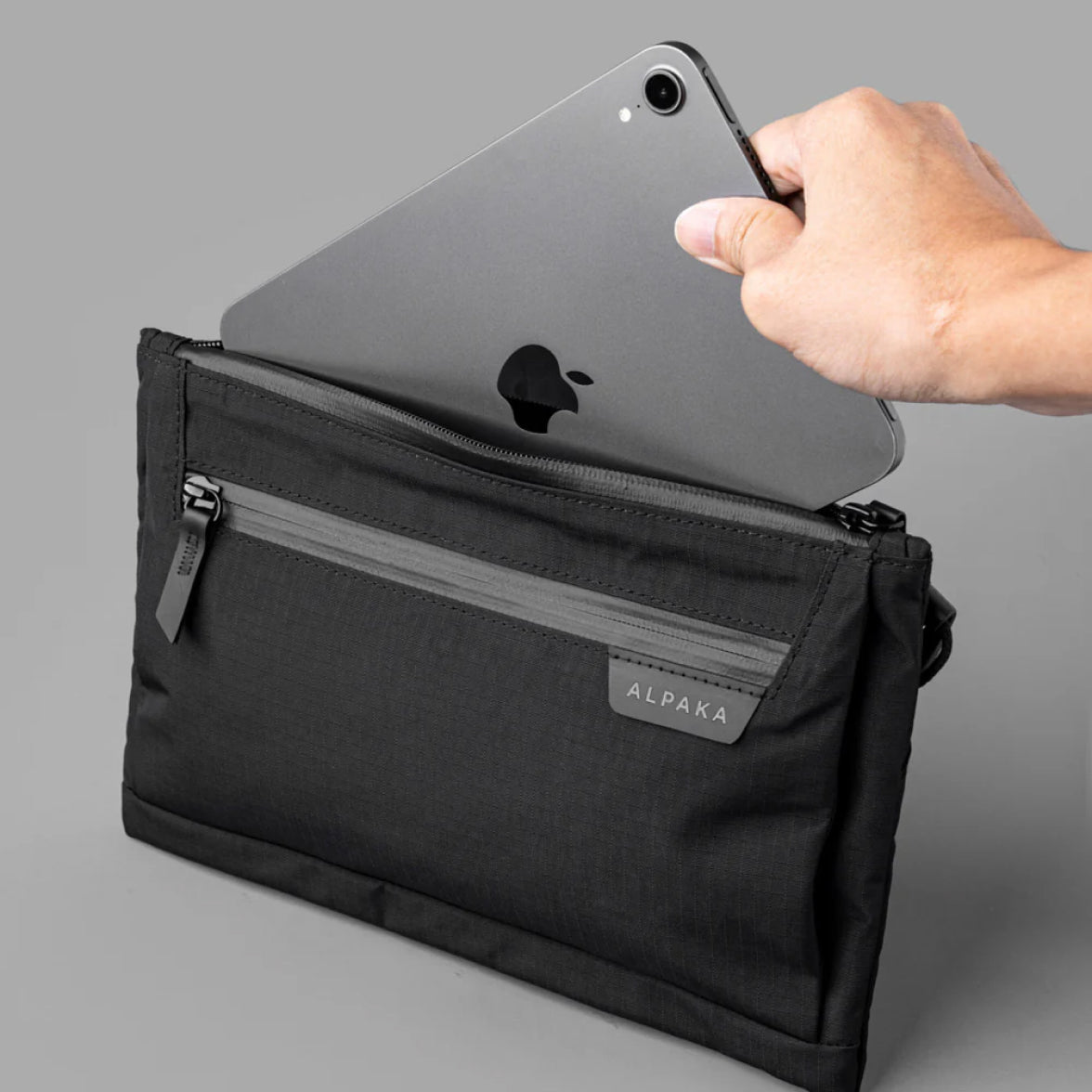 ALPAKA Zip Pouch Max V2 Axoflux 210, Black