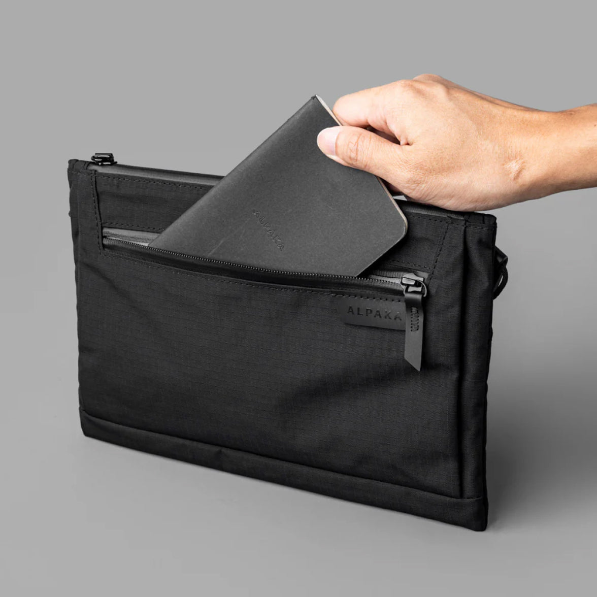 ALPAKA Zip Pouch Max V2 Axoflux 210, Black