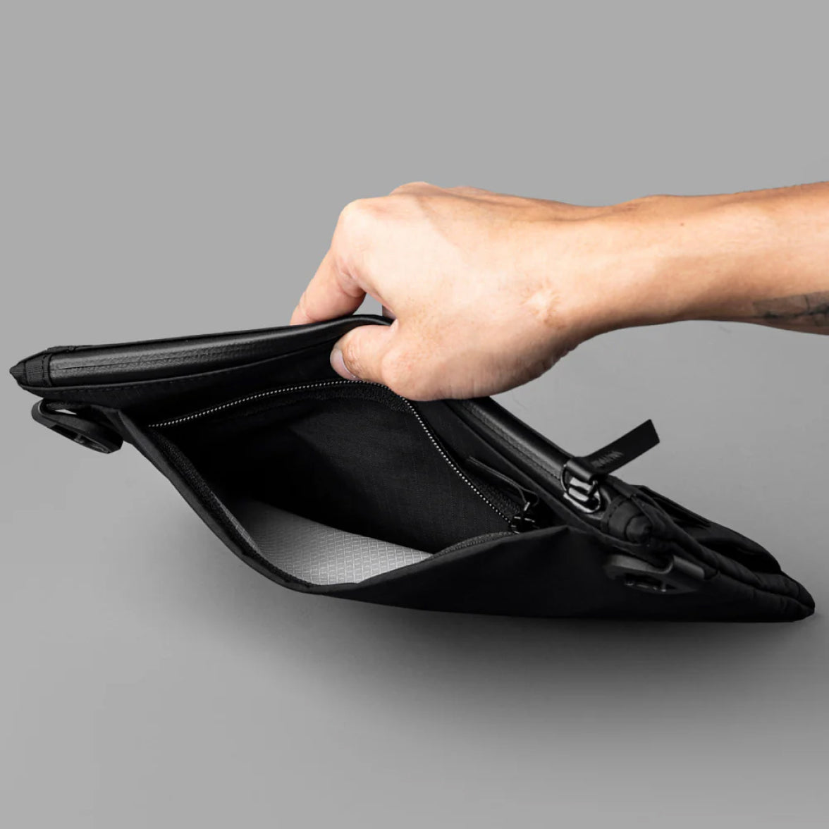 ALPAKA Zip Pouch Max V2 Axoflux 210, Black