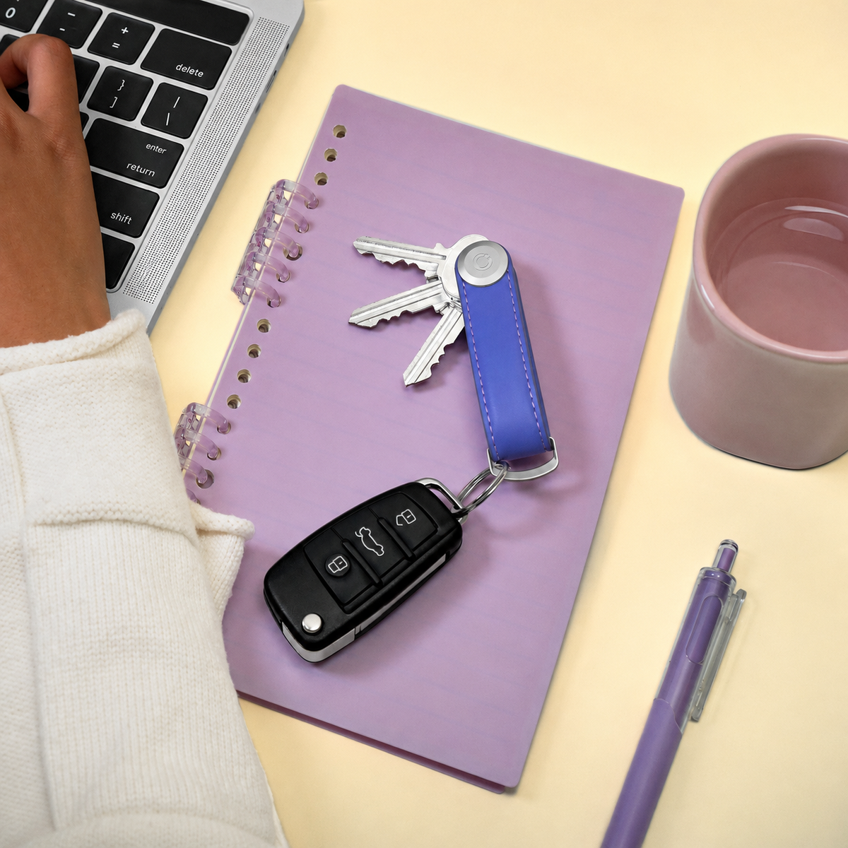 Orbitkey Key Organiser Leather, Very Peri, i bruk