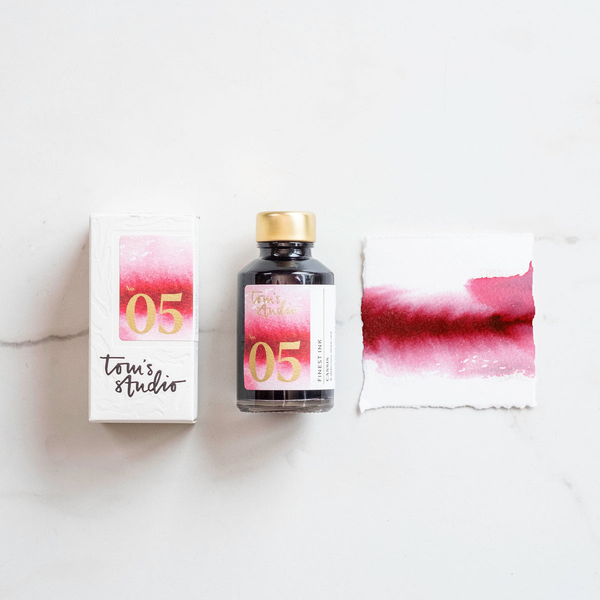 Tom’s Studio Fountain Pen Ink, 05 Cassis, flaske, emballasje og fargeprøve
