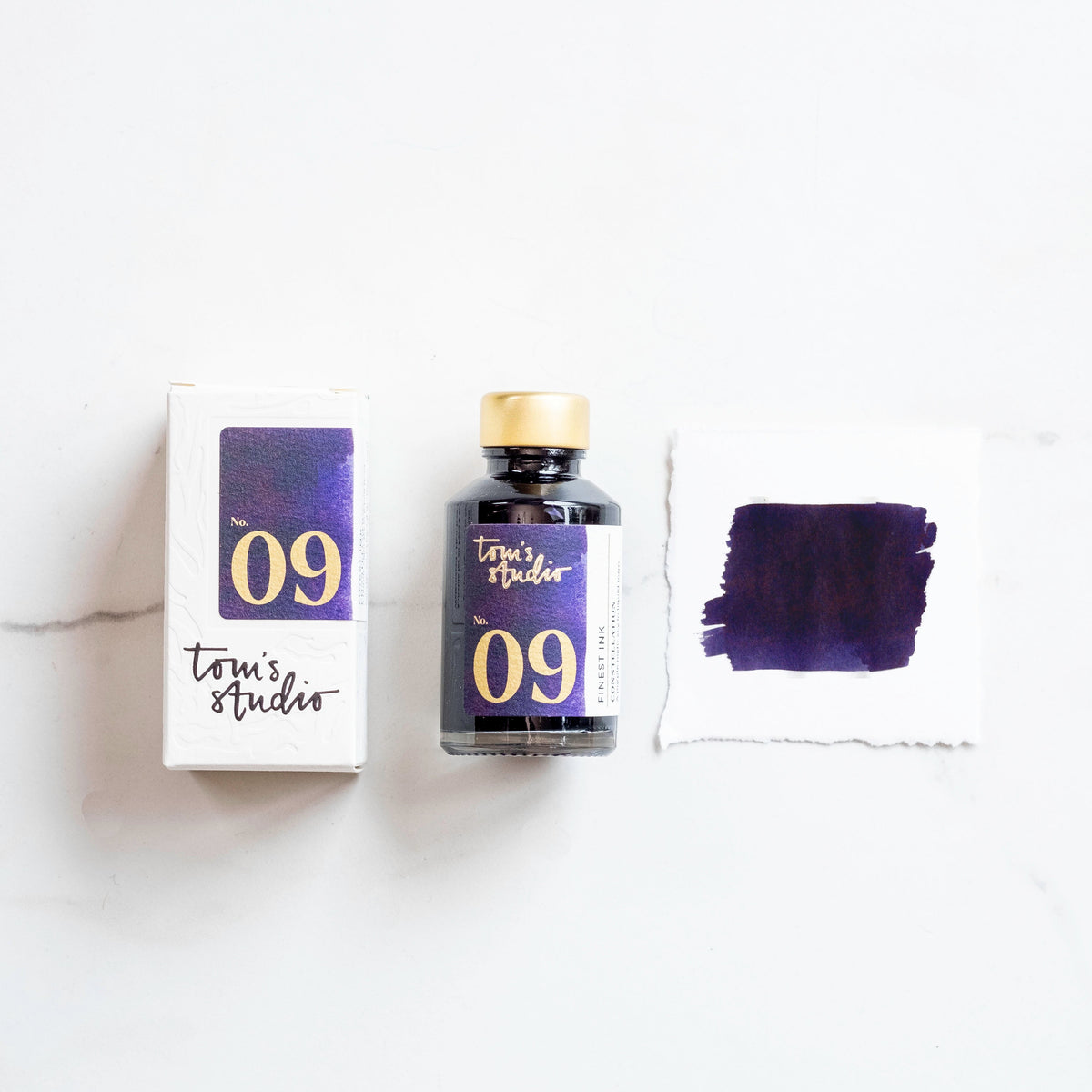 Tom’s Studio Fountain Pen Ink, 09 Constellation, flaske, emballasje og fargeprøve