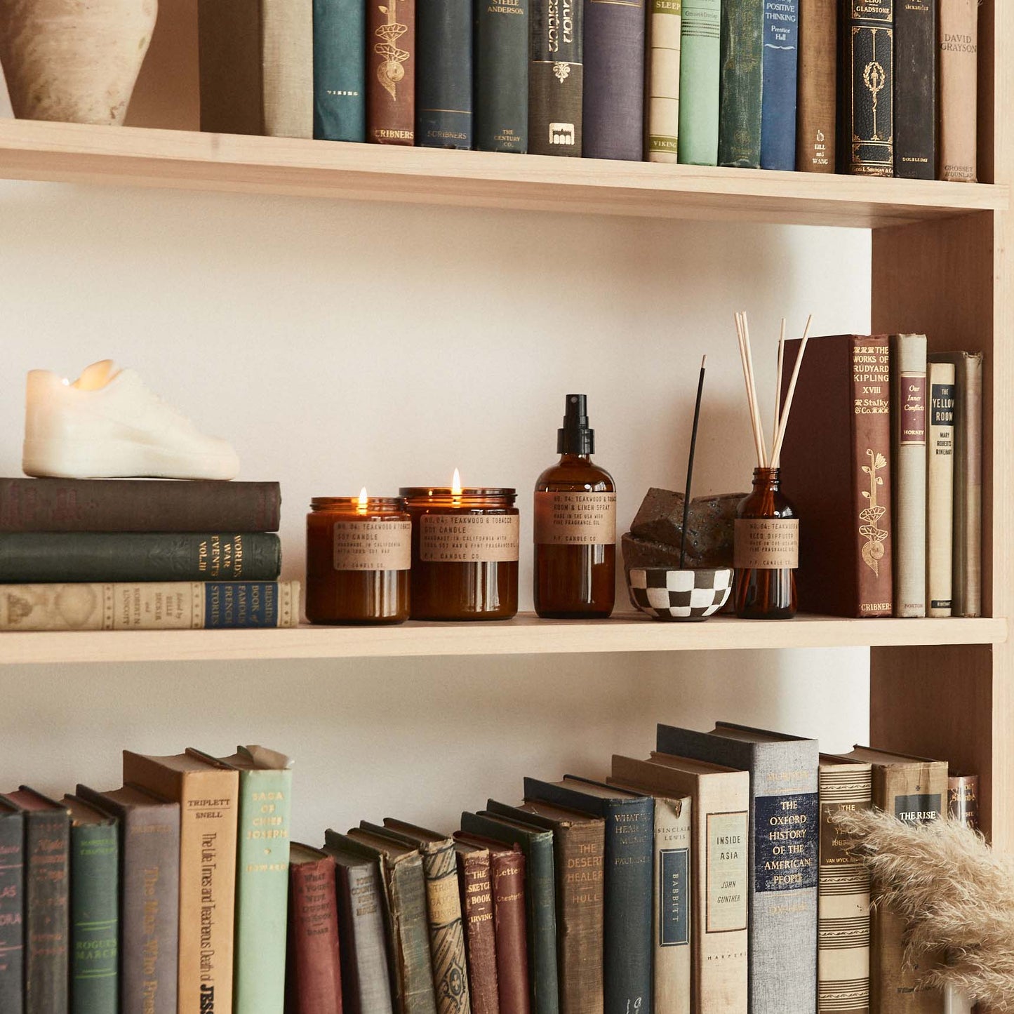 P.F. Candle Co. Duftlys, NO. 04 Teakwood & Tobacco