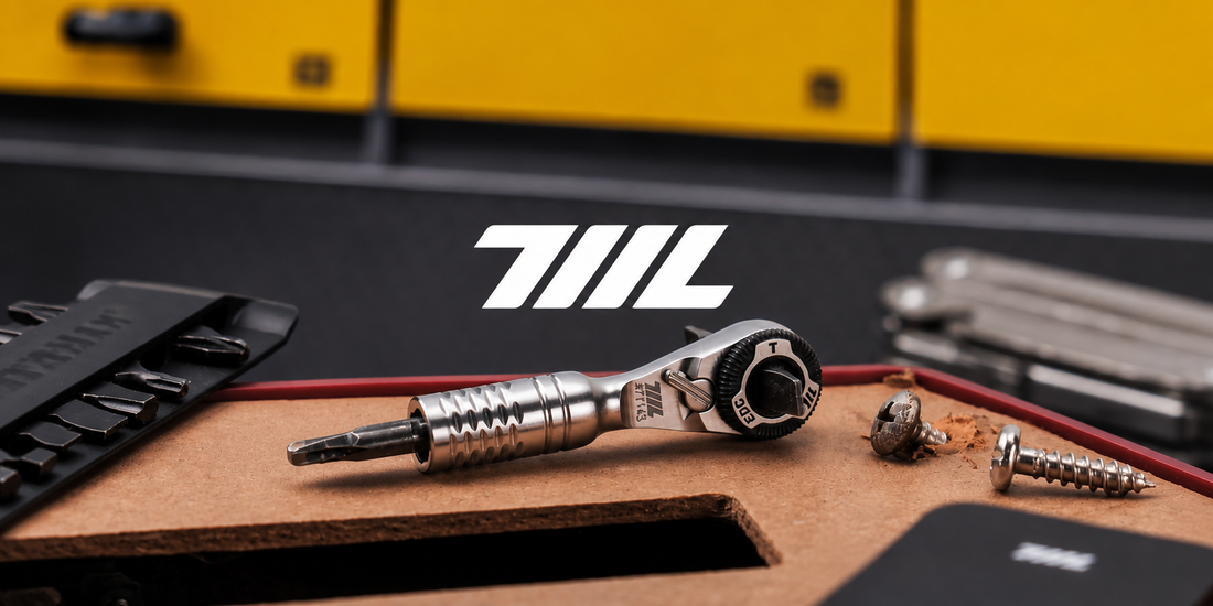 Kompakt 711L-skralle med bit på en arbeidsbenk, med bits og multiverktøy i bakgrunnen.