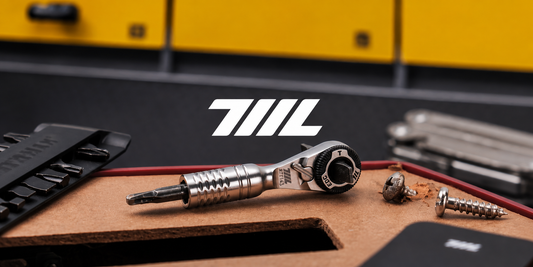 Kompakt 711L-skralle med bit på en arbeidsbenk, med bits og multiverktøy i bakgrunnen.