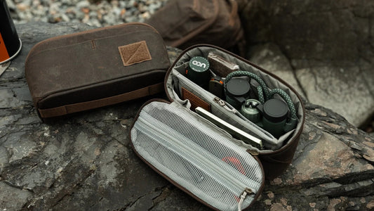 EVERGOODS Waxed Canvas pouch med organisert utstyr på steiner utendørs