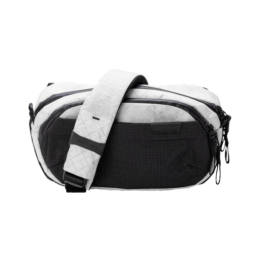 Able Carry Core Sling 2.5L, Ultra Panda (200X)