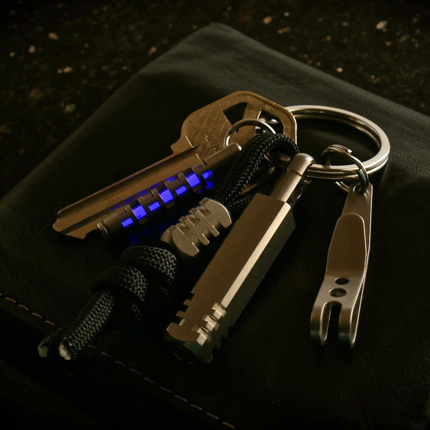 TEC-Accessoires Pixel Ti Keychain Microlight, Natural Titanium / Cool White
