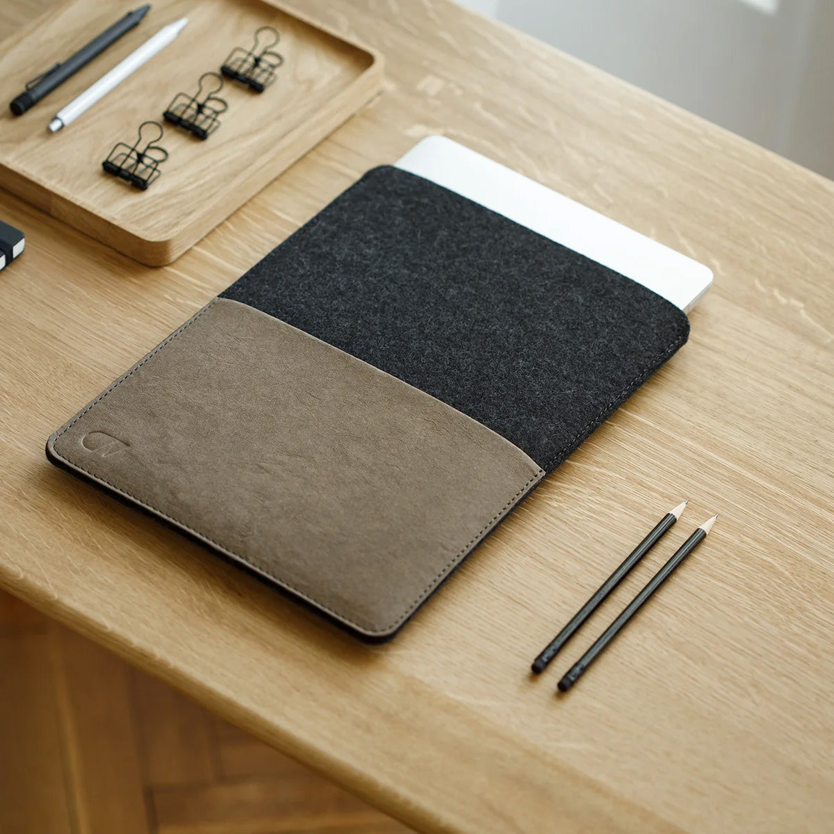 Oakywood Felt MacBook 14" Sleeve, Anthracite