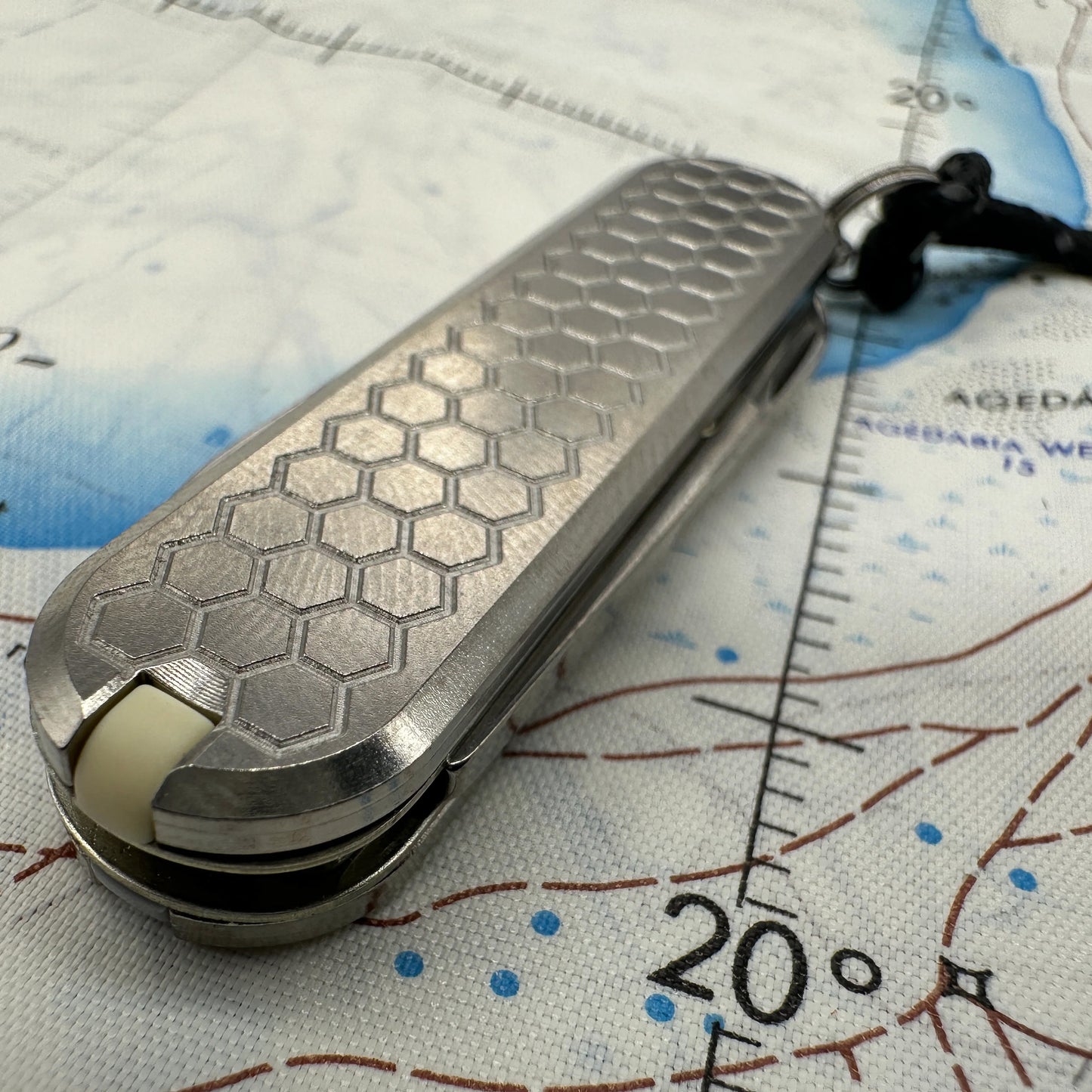 CountyComm 58mm Titanium Scales + Classic Swiss Army Knife Kit, Honeycomb