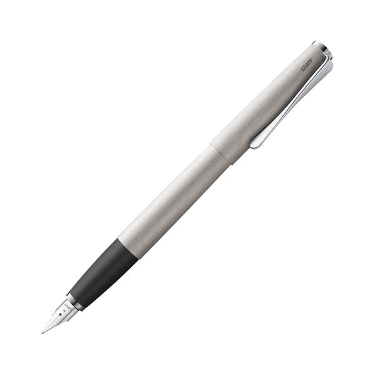 LAMY Studio Fountain Pen Steel på hvit bakgrunn