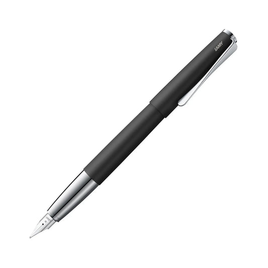 LAMY Studio Fountain Pen Black på hvit bakgrunn