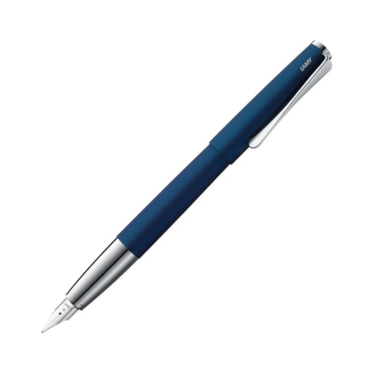 LAMY Studio Fountain Pen imperial Blue på hvit bakgrunn