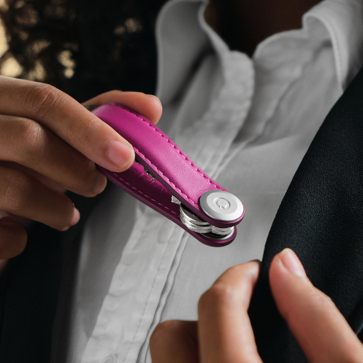 Orbitkey Key Organiser Leather, Magenta, i bruk 2