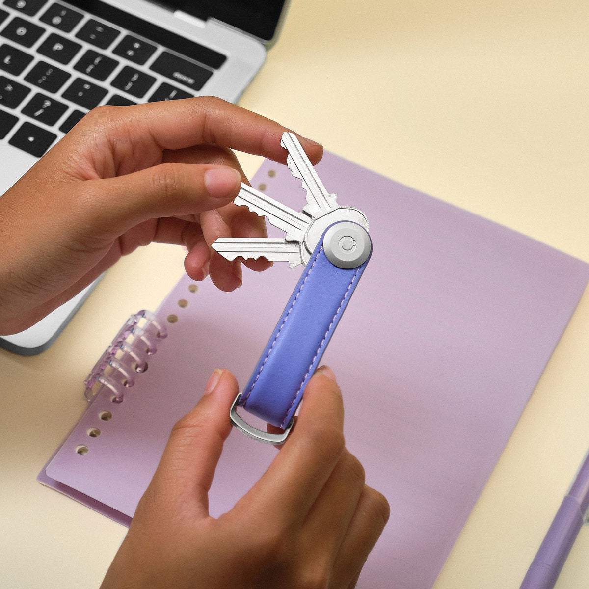 Orbitkey Key Organiser Leather, Very Peri, i bruk 1