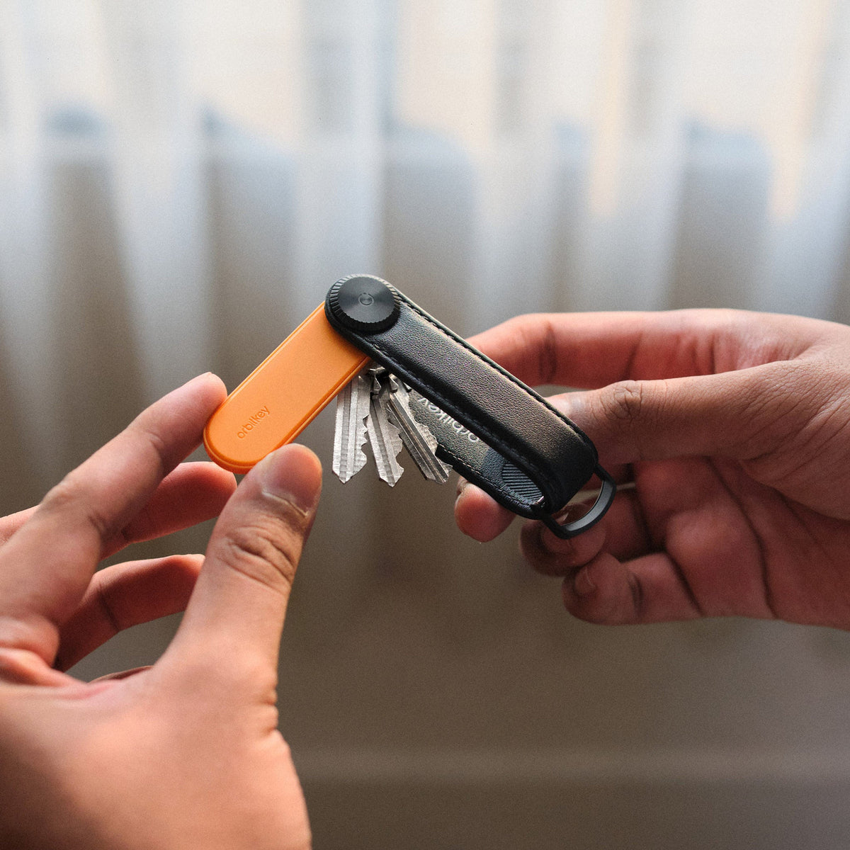 Orbitkey Universal Tracker, Tangerine, i bruk 1