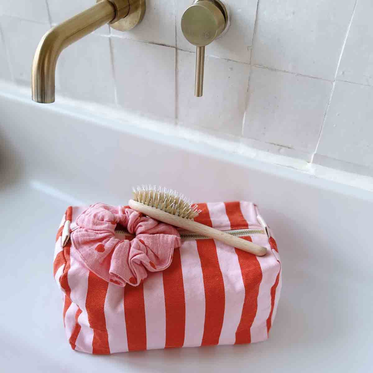 Rose in April Vic Wash Bag Stripes, Candy pink / Red