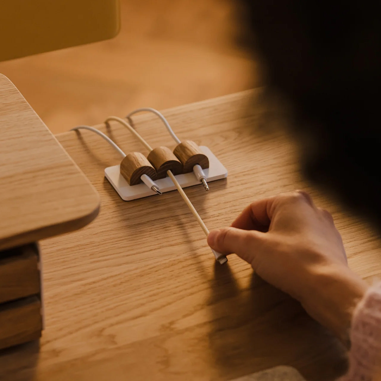 Oakywood Magnetic Cable Organizer, Oak/White
