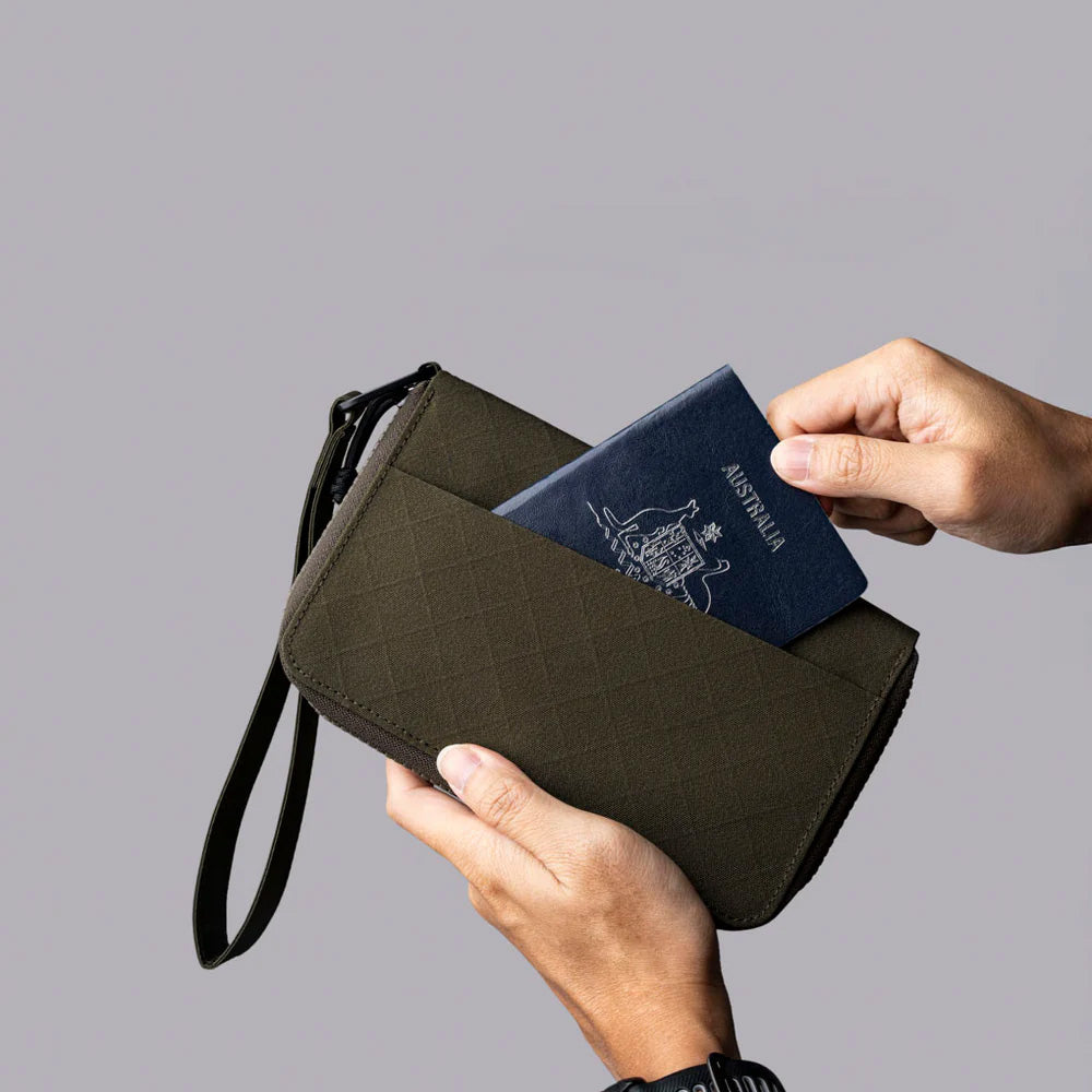 ALPAKA Zip Passport Wallet Axogrid 300D, Army Green