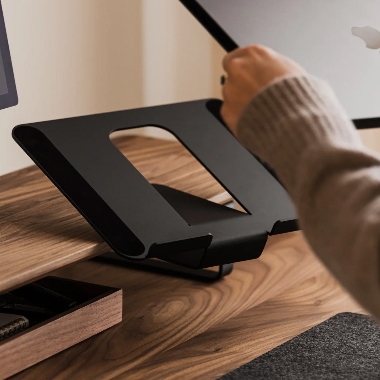 Oakywood Laptop Mount for Desk Shelf Large (15-16″), Black