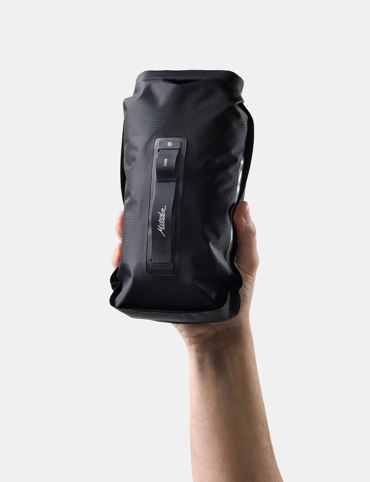 Matador FlatPak Drybag 2L V2, Charcoal, produkt- og bruksbilde 1