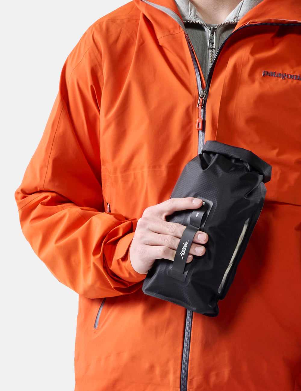 Matador FlatPak Drybag 2L V2, Charcoal, produkt- og bruksbilde 4