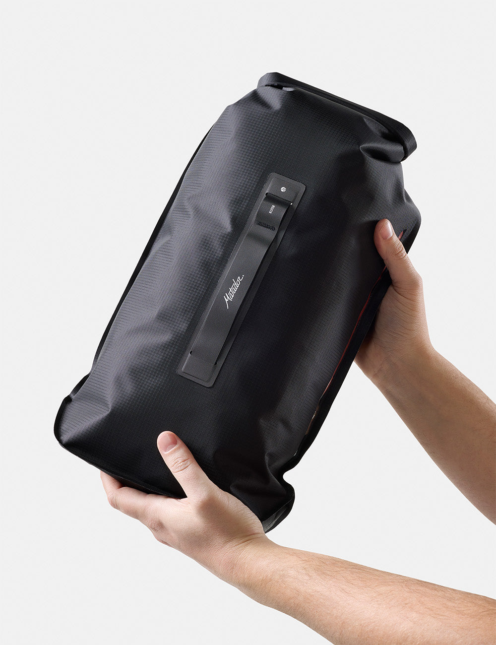 Matador FlatPak Drybag 8L V2, Charcoal, produkt- og bruksbilde 1