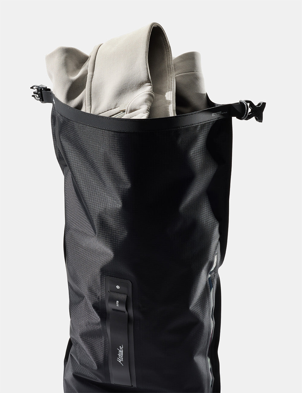 Matador FlatPak Drybag 8L V2, Charcoal, produkt- og bruksbilde 2