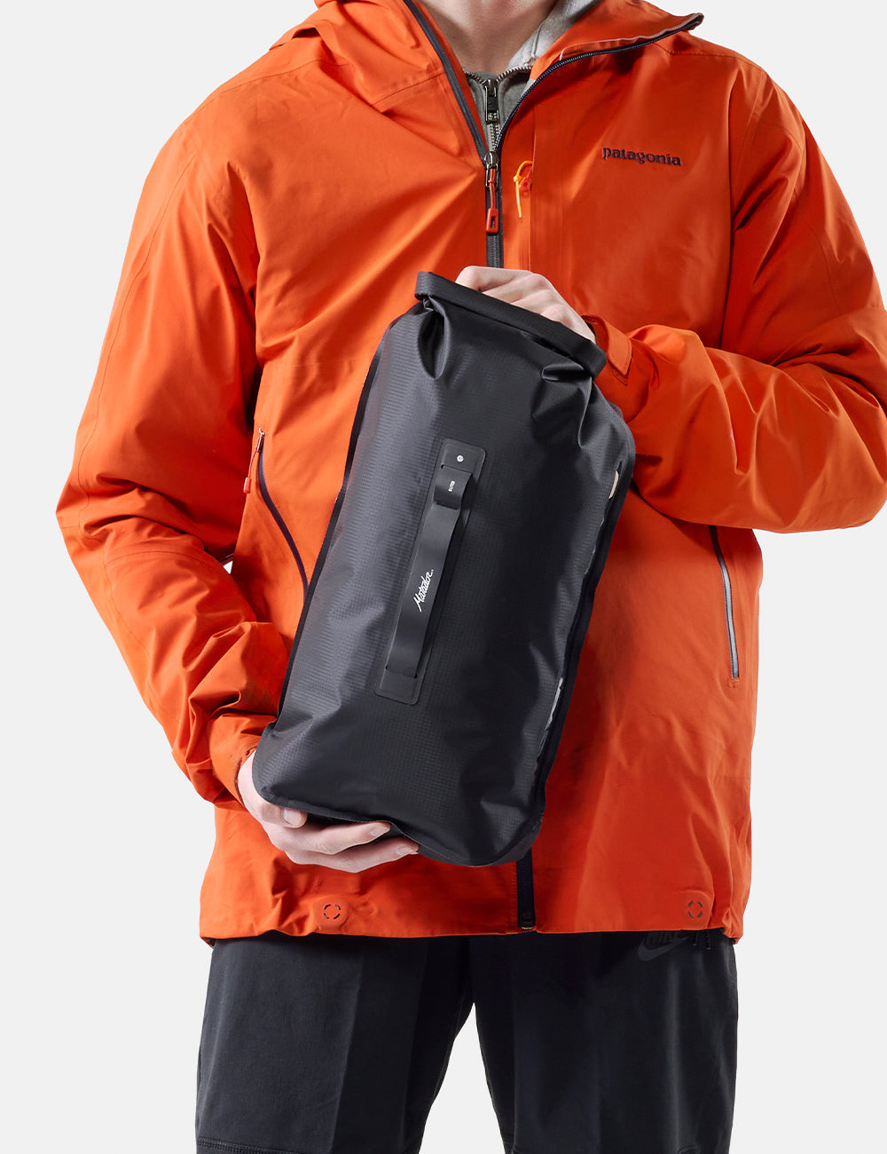 Matador FlatPak Drybag 8L V2, Charcoal, produkt- og bruksbilde 4