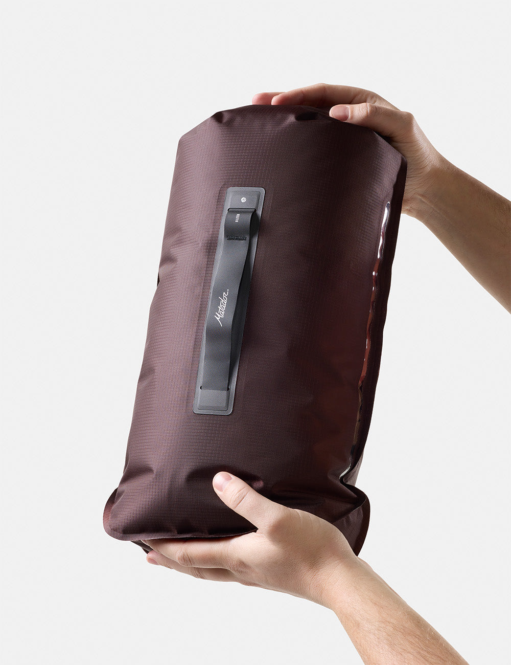 Matador FlatPak Drybag 8L V2, Garnet, produkt- og bruksbilde 1