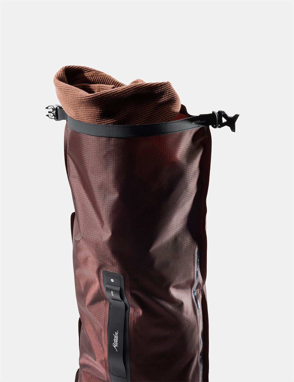 Matador FlatPak Drybag 8L V2, Garnet, produkt- og bruksbilde 2