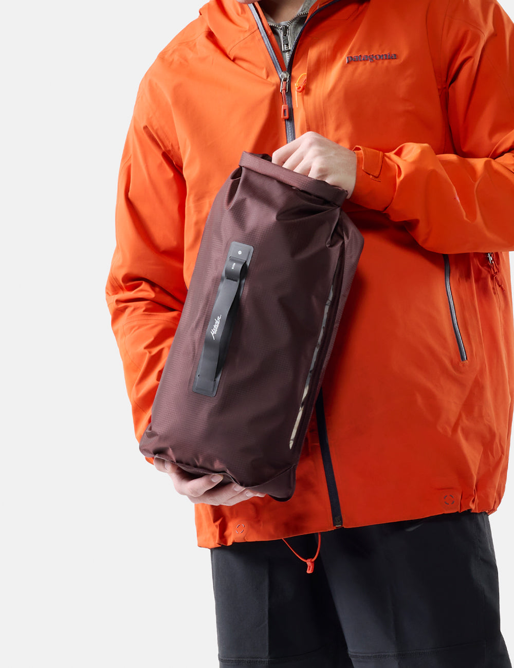 Matador FlatPak Drybag 8L V2, Garnet, produkt- og bruksbilde 4