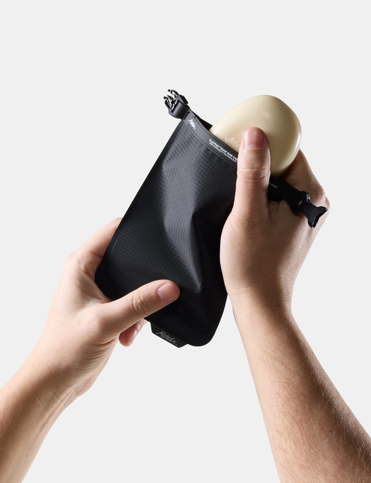 Matador FlatPak Soap Bar Case V2, Charcoal, produkt- og bruksbilde 1