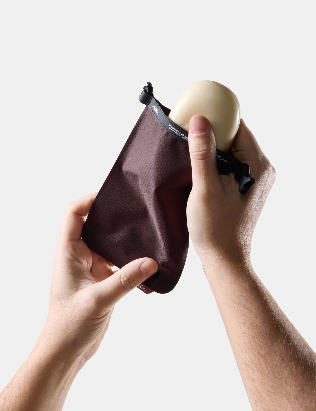Matador FlatPak Soap Bar Case V2, Garnet, produkt- og bruksbilde 1