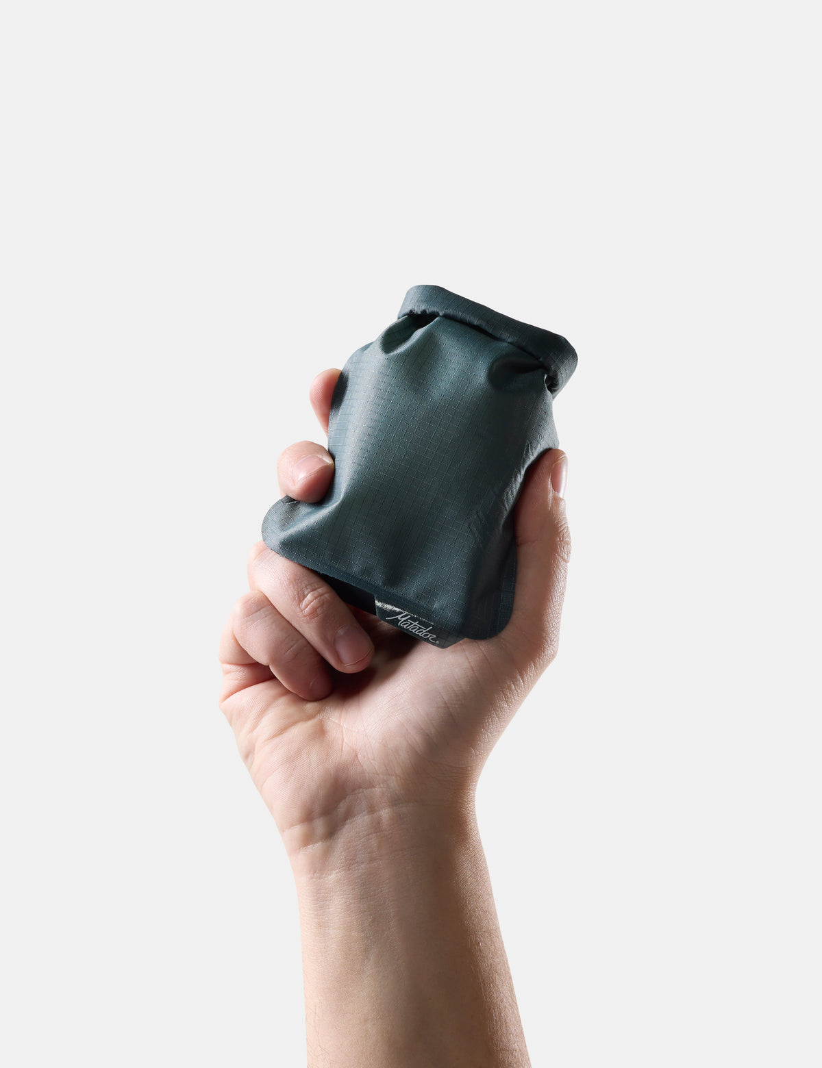 Matador FlatPak Soap Bar Case V2, Juniper, produkt- og bruksbilde 3