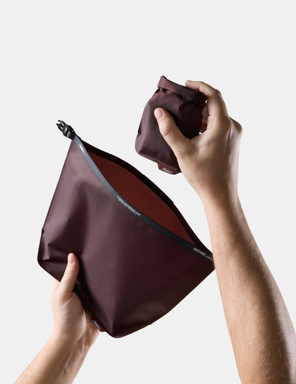 Matador FlatPak Waterproof Toiletry Case V2, Garnet, produkt- og bruksbilde 4