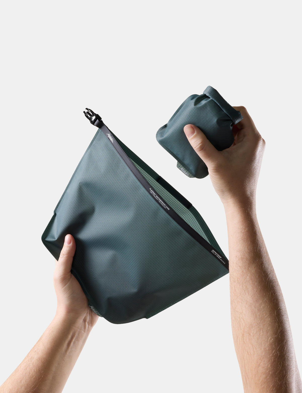 Matador FlatPak Waterproof Toiletry Case V2, Juniper, produkt- og bruksbilde 4