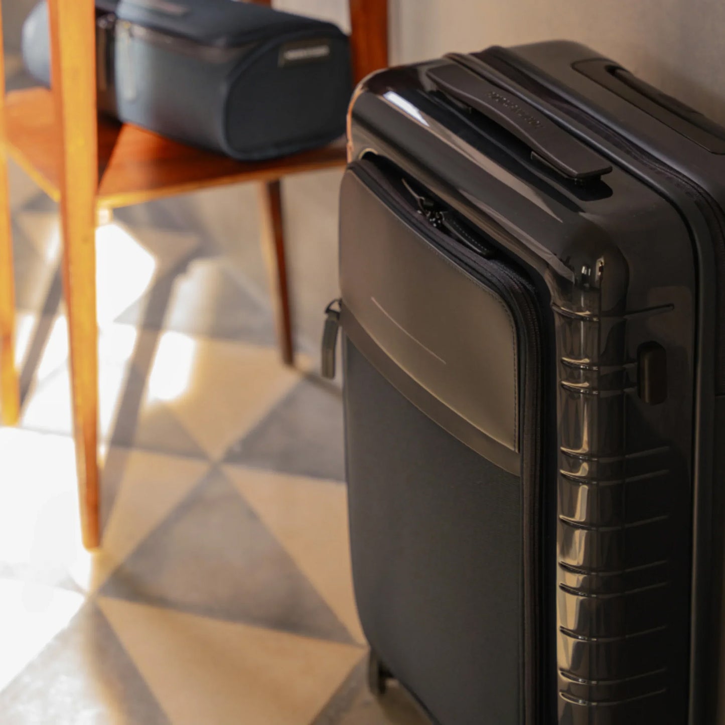 Horizn Studios M5 Essential Cabin Luggage (37L), All Black