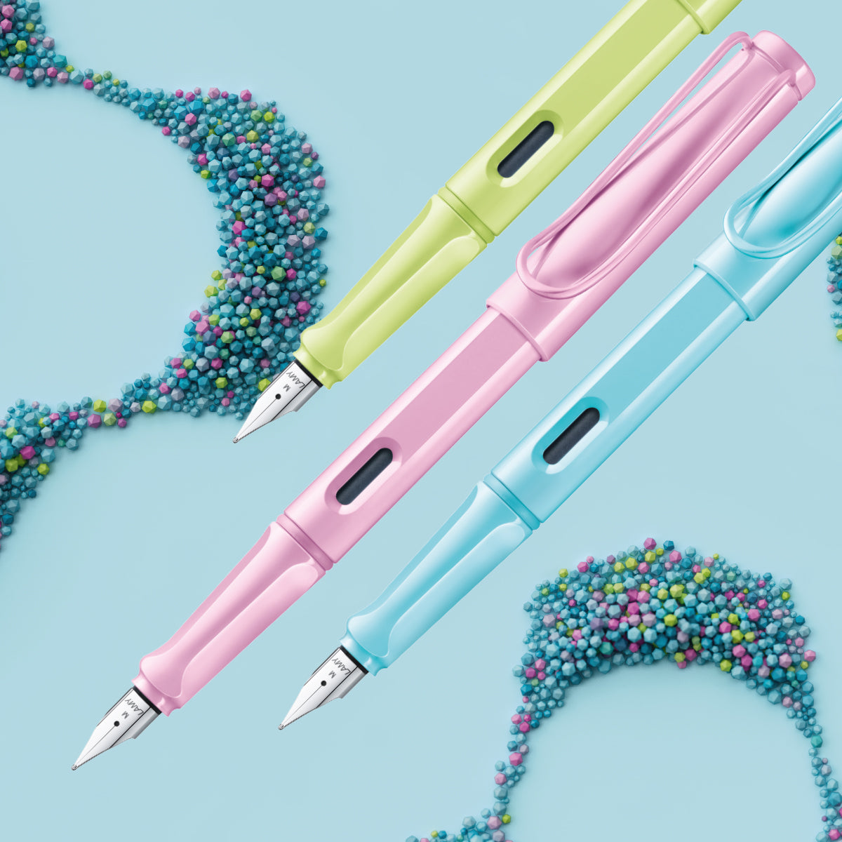 LAMY safari i fargene Springgreen, Lightrose og Aquasky i et fargerikt stilleben.