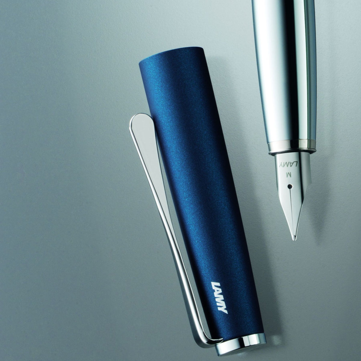 LAMY studio Imperial Blue i et arrangert stilleben.