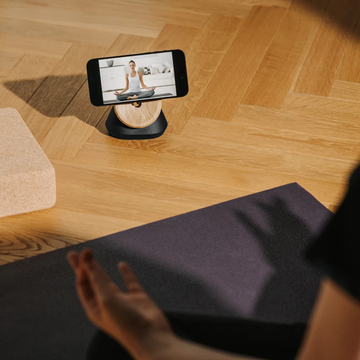 Oakywood MagSafe iPhone Stand, Oak