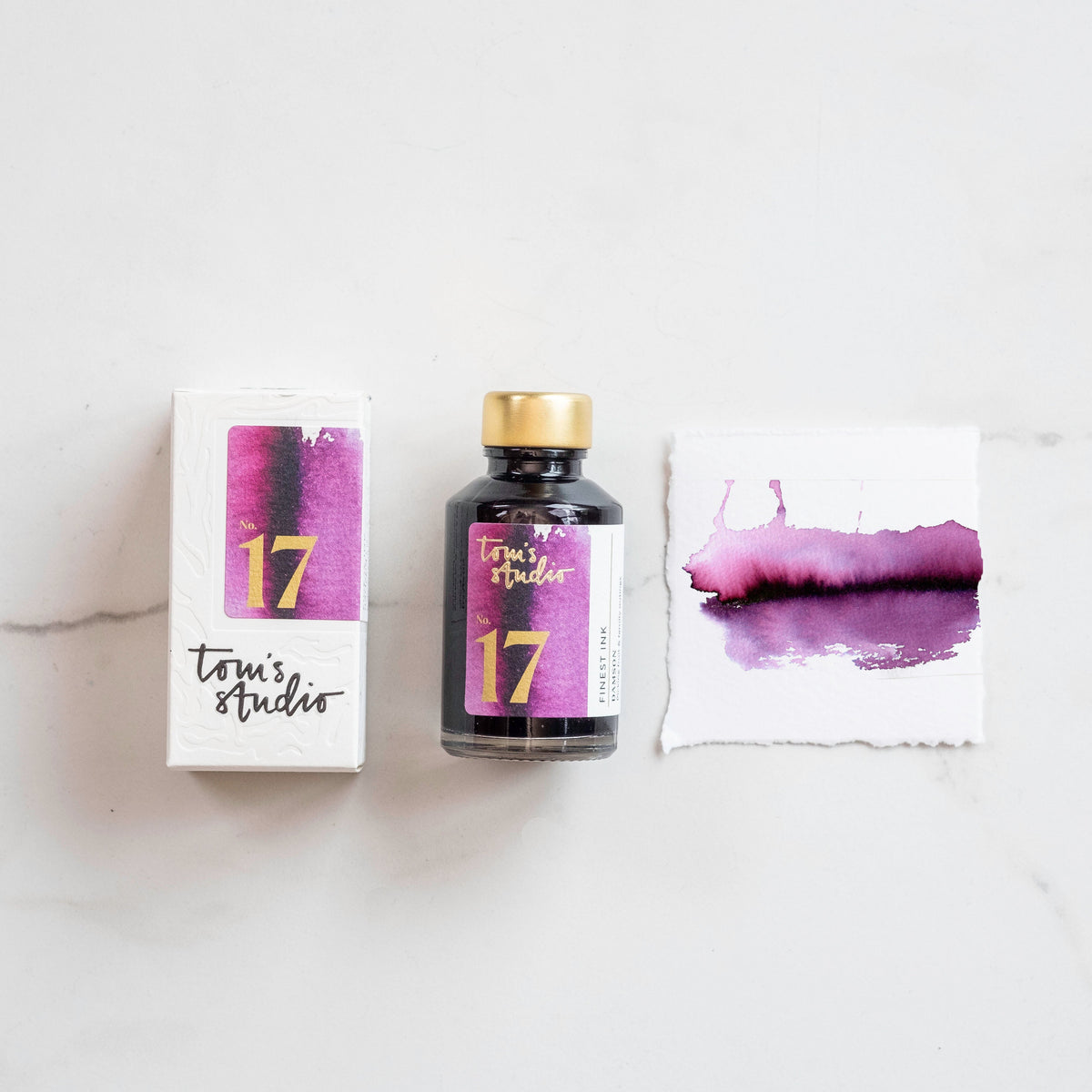 Tom’s Studio Fountain Pen Ink, 17 Damson, flaske, emballasje og fargeprøve