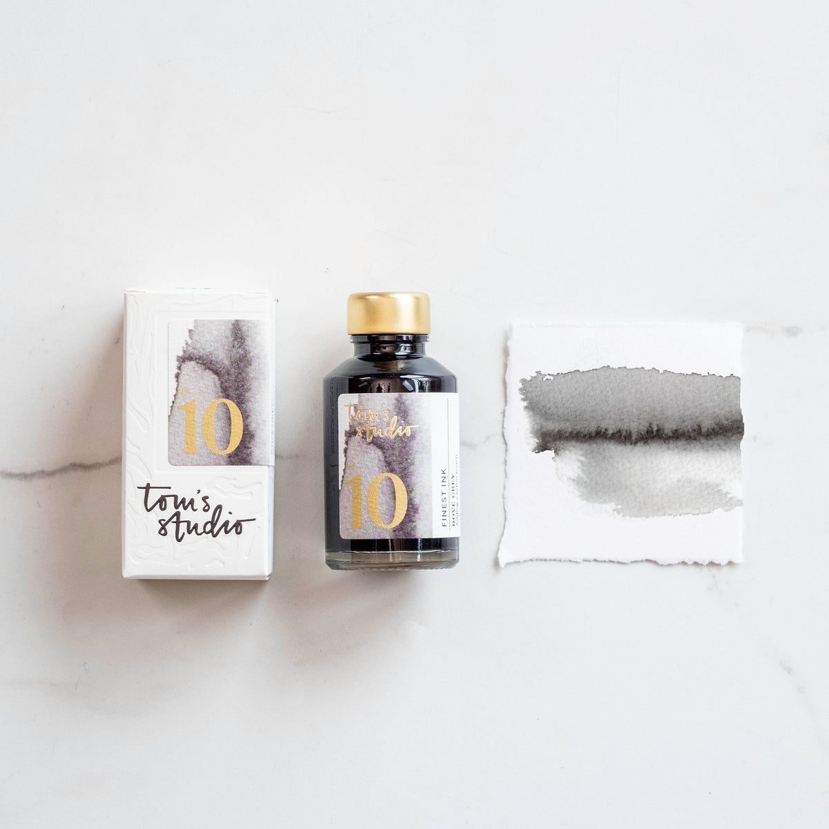 Tom’s Studio Fountain Pen Ink, 10 Dove Grey, flaske, emballasje og fargeprøve